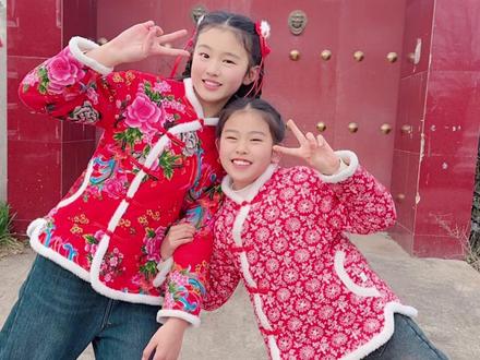 新年新气象,宝子们快来看看姐妹俩谁的新年发型好看吧#新年发型 #女生必看 #新年快乐 #编发简单易学 #新年发型