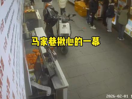 虽然施救动作还不是那么标准,但是危急时刻不假思索的冲出来救人,这就是真正的英雄,为这个勇敢的小哥点赞!#绵阳马家巷