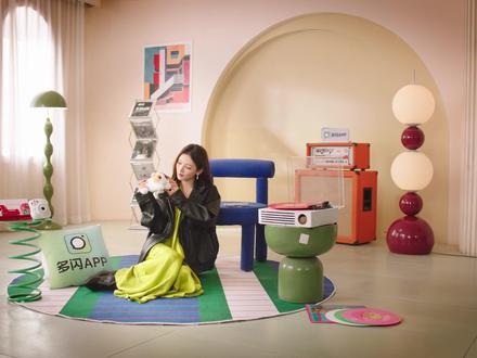 掐指一算你有被可爱到咯👀 那就和张予曦一起进入多闪,生成个人专属多闪仔仔~即可探索多闪世界,和明星多闪仔仔拍新年合影,一起花车巡游;进入明星聊天室,还能和明星热聊新年话题,更有机会抢明星签名照、奶茶券、电影票等100万份兴趣好礼。新年的快乐,有多闪就够了~#多闪2026马上遇见 #想拥有张予曦同款多闪仔仔 #多闪