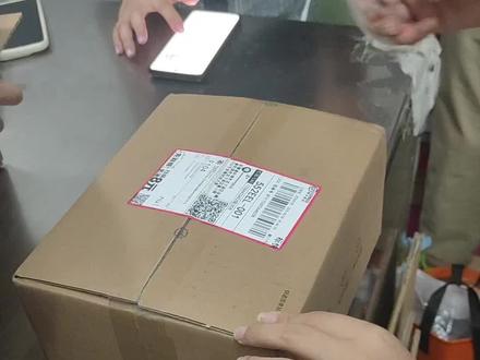 手机在拼多多百亿补贴频道里面选的,可以叠加国补,加上九折券到手12+512GB的2797.61,关于开箱,手机发货了就能看见有IMEI码,主播在官方查询了是正品未激活的,因为是拼多多买的,也是第一次拼多多买手机,怕有问题要退换货就拍了开箱视频
验机是按照网上教程来的
1查询IMEI码,这个主播开箱之前就查过了哦。
2看包装有没有瑕疵
3看包装盒,手机IMEI码是否一致,可以拨号输入*#06#查看IMEI码。
4拆箱之后可以不联网,没联网就没激活,后续方便退换
5主播买到的这个没什么问题,没有联网,提前查了IMEI码未激活包装也没问题,想着快一点签收不耽误快递员。开机之后也是没有联网直接跳过的,回来查看IMEI码都对的上才联网的
5生产日期可以看盒子上那个△里面的,朱波的这个是2025年4月生产,开机有百分之四十多的电。
6感觉手感很好很顺畅,主播就是为了省钱才选择的拼多多,拼多多也是没有让主播失望,个人觉得屏幕挺好的不刺眼,主播习惯开护眼模式,颜色调整的白一些(可能主播的眼睛不敏感),大家可以先去线下试试,再决定是否购买。₍˄·͈༝·͈˄*₎◞ ̑̑
#OPPOfindx8 #拼多多 #百亿补贴 #国补 #手机