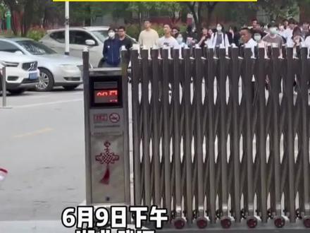 高考生考完第一个冲出考场高呼“伟大的中国人民万岁”