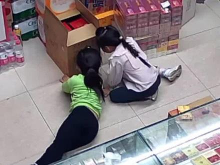 #创作灵感 老鼠爬在小女孩的身上,腿都发软了😳