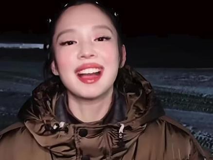 解解你好美#jennie #金智妮 #Moncler