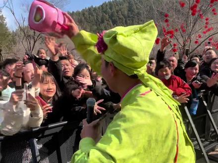 大年初一水泊梁山的游客热情高涨!#万岁山武侠城 #万岁山老嫂子 #老嫂子欢乐大舞台 #来万岁山武侠城看斗舞了 #万岁山斗舞还是太有节目了