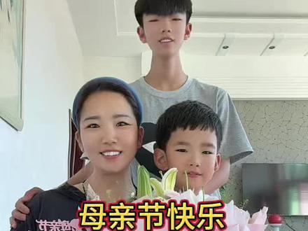 两个儿子的话太暖心了,妈妈爱你们,还有宝贝女儿送给我的包包,妈妈的三个孩子你们最棒的,咱们一起加油……祝所有的伟大母亲节日快乐#幸福#母子#母亲节礼物 #母亲节快乐#妈妈辛苦了你养我长大我陪你到老