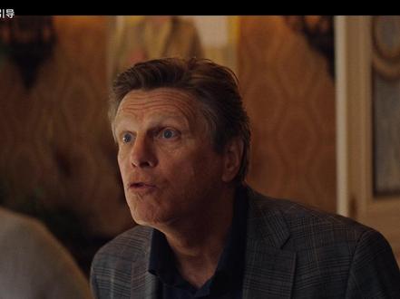 一口气深度解析+精讲《奇迹人》 2026最炸裂的漫剧登场,
这个男人只要情绪失控,就会双眼泛红,体内的超能力会被瞬间激发出来,能够摧毁方圆十公里的建筑,可在好莱坞,超能力就是原罪,于是他隐藏自己实力,想凭借跑龙套成为好莱坞大咖,从而弥补小时候的超人梦,结果四处碰壁,就连最基本的龙套演员都演不好,直到碰到一位超级导演崔佛,他的演技才得到认可,同时接到了新剧本。但西门不知道的是,眼前侃侃而谈的导师其实是FBI的间谍,接近他的目的就是为了收集证据,将其送进监狱。
这是粥粥深度解析的最新美剧,一口气看完《奇迹人》第一季八集的剧情。用独特的视角解构了超级英雄题材。让所有人明白,真正的英雄主义,或许并不在于拥有多么强大的力量,而在于面对困境时,是否拥有承担责任、做出牺牲的勇气。各位义父如果看完没感觉,直接来山东给我拖走。#好剧推荐 #漫威 #抖音精选 #一口气看完系列 #奇迹人