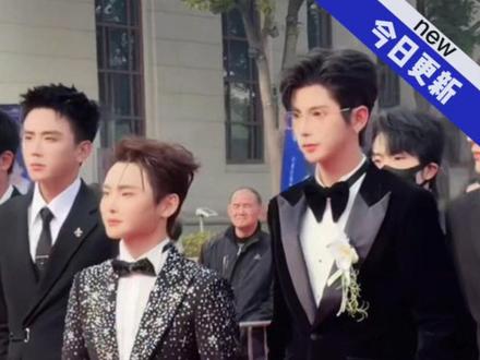 哇塞,龙队带着男团101走抖音官方红毯~ @鲸·峻伊🤍⁹²⁸ #伊928 全程各个播间找峻伊的身影#星娱计划 #抖音官方 #走红毯 #长鲸传媒 @长鲸传媒 @龙浩天🐲