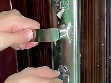 开锁师傅才会的门锁小窍门 学会肯定不吃亏 #门锁窍门 #钥匙断在锁里面怎么办 #门锁反锁了怎么开 #行李箱密码忘记了怎么办 #生活小妙招