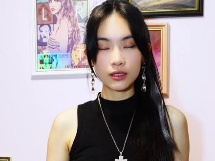 那些年我填過的中文歌詞《Golden》 寫這麼高到底想要逼瘋誰?
害我直接去查配唱的EJAE到底是何許人也
也太強!!!好佩服我只能繼續努力
大家也快去挑戰看看破喉嚨的滋味😍
這次填詞其實大概10分鐘內就完成了
看完電影後想了一下就決定做了
電影真的很燃有解救我近期煩躁的心情
按照原詞+電影概念寫的填詞
希望大家會喜歡🫰🏻
/
不再藏匿、光芒解禁,是我天生的命
為夢拚命、走到這裡,我願相信
逆流而上 我們的時刻
協手同心齊力斷金,淬煉出淬煉出奇蹟
上啊 用我們的聲音
絕不會輕易被打擊,創造出我們的事蹟
/
還是我們下一首來唱個Soda Pop😂
完整版上傳後記得去看唷!
#kpop獵魔女團 #Golden #netflix #翻唱 #唱歌的小草