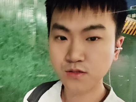公司终于对agent动手了 如果公司突然把你用得好好的 agent 禁用了,你会怎么办?
不知道大家一般遇到这种问题。不过这件事情引起我一个反思,就是:对于这种不论是大模型还是AI应用来说,如果我们要灵活地切换这些东西的话,什么东西是我们最宝贵、最需要持续沉淀下来的?
我觉得有几个点:1. 我们自己的AI用户身份文档:不论是我们对AI技能的要求,还是我们自己的一些Prompt提示词,这些提示词我觉得需要手动保存下来。
2. 一些常用的模板:无论是我们这一行的脚本,还是写的小工具,这些东西我们需要单独去保存,因为这反映了我们用的更顺手的一些东西。
3. 我们的工作流:我们把很多小工具,或者脚本串联成的一些工作流,这些工作流也是需要去持续沉淀的。
#Agent #数据资产 #workbuddy #qoder