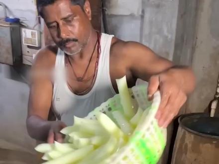 印度碎碎冰竟然是这样做的,食客吃完原地转生 食客A:我还记得上次吃完他家的冰,立马就哭了
食客B:为啥,因为太好吃了吗?
食客A:婴儿刚出生时不就在哭吗
#食品安全 #印度美食 #印度小吃 #碎碎冰