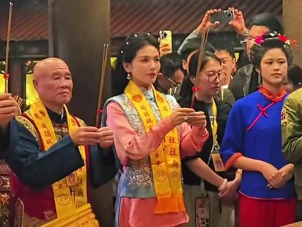 妈祖诞辰1066周年庆 湄洲岛女神妈祖诞辰1066周年,刘涛盛装赴约,以虔诚赴爱#妈祖诞辰1066周年 #妈祖娘娘诞辰 #妈祖祖庙 #刘涛 #妈祖赐福