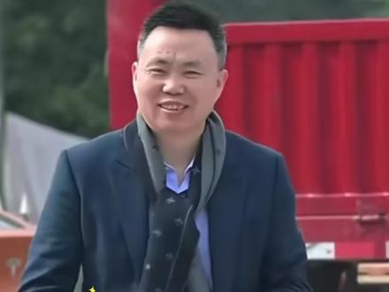 华西“顶流”专家廖正银回荣县过年,顺手为乡亲看起了片子#荣县#春节#华西廖正银@肿瘤专家廖正银教授 制作:刘惠莲