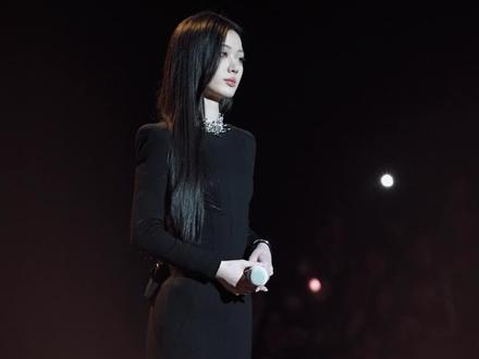 单依纯《这世界那么多人》直拍上线! “远光中走来你一身晴朗,身旁那么多人,可世界不声不响”,在细腻独特嗓音中,治愈缺憾,勇敢去爱。#江苏卫视跨年 #抖音跨年嘉年华