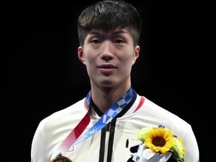 对于我而言,成都大运会最难忘的瞬间莫过于中国队和中国香港队拿下一金一铜同台合影时。那你知道为什么港澳台在国际比赛上是独立队伍吗?
#成都大运会 #张家朗获男子花剑个人冠军 #香港代表队 #科普一下 #香港