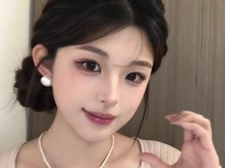 学会这个花苞侧丸子头美美过年! 教程从天而降我看谁不学
#发型教程 #发型分享 #编发 #新年发型