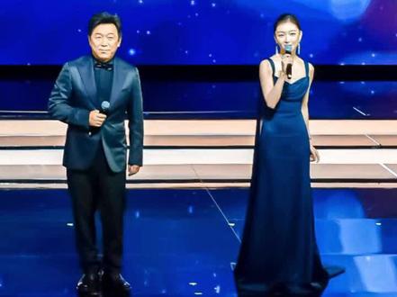 11月11日,2025年中国金鸡百花电影节在厦门开幕。演员#黄渤 #周冬雨 共同点亮金鸡!#第38届中国电影金鸡奖#2025年中国金鸡百花电影节 (记者:郭蕾 制作:王垚)