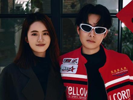 看我干嘛?给我擦皮鞋👞。#丑帅#街拍 #情侣#我要验牌