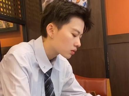 一分钟 我想要这个女生所有信息@抖音小助手