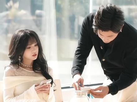 互相投喂~爱会把生活变成情歌 #何聪睿#刘念#百念好何#情侣日常 #爱