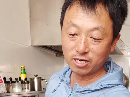 家常海参刺身最后一步焯水是把片好的海参放入抄勺中在开水里烫2-3秒,是为了去除多余的水分和表面粘液#长岛美食