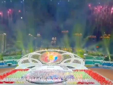 第十五届全运会即将开幕 一图看懂第十五届全运会
• 时间地点:2025年11月9日-21日,广东、香港、澳门三地联合举办,开幕式在广州,闭幕式在深圳。
• 赛事规模:竞体项目设34个大项、419个小项,群众赛事23个大项、166个小项,覆盖粤港澳18城。
• 场馆亮点:105个场馆中仅新建5座,深圳市体育中心等场馆通过“焕新”改造实现功能升级,如可开合屋盖、AR导航等黑科技。
• 跨境赛事:马拉松、自行车赛首次跨境,港珠澳大桥成自行车赛道,选手6次无感通关。
• 文化特色:吉祥物“喜洋洋”“乐融融”以中华白海豚为原型,主题口号“激情全运会,活力大湾区”。
• 备战奥运:艺术体操等项目对接洛杉矶奥运周期新规,王子露等选手冲击金牌。#全运会#第十五届全运会#香港#澳门#深圳