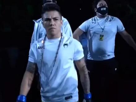 冷知识:罗斯击败乔安娜获得冠军,安德拉德击败罗斯获得冠军,张伟丽击败安德拉德获得冠军,罗斯这次又夺回了冠军