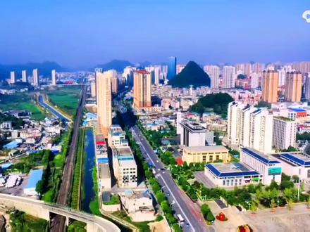 通过贵安新区链接安顺市,把安顺市合并为贵阳一个大区,在贵阳、贵安新区与安顺市平坦地形范围形成贵州省第一个千万以上人口级别特大城市,是未来贵阳黔中城市群都市圈的发展目标。贵阳的地铁线路也会相应通过贵安新区穿插辐射链接安顺城市各区域。