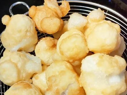 #一代人有一代人的汤圆 元宵元宵,烦恼全消‼️南汤圆北元宵,我们山东人有自己的季节限定,一年只卖十五天的元宵你吃过吗?热热闹闹炸元宵,超足空气感。过完元宵节才算过完了年,希望我们都顺顺利利,阖家团圆。#山东生活日记 #元宵节 #炸元宵 #传统小吃