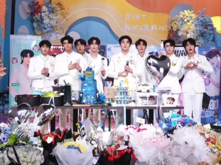 #喜悦T #喜悦训练营T 杀青啦 接下来就一起走花路吧!喜悦T正式绝版@S-景天🥊(喜悦) @泡面🍜-S(喜悦) @X-寇聪🎸(喜悦) @VC⭐️-S(喜悦大王版) @菲Felix🐱-S(喜悦) @白泽🐑@谦河✨- S(喜悦)