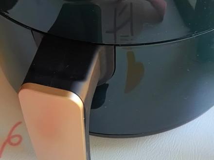 空气炸锅烤蛋挞,尝试解决底部湿软的问题
空气炸锅由于没有底部加热功能,所以烤出来的蛋挞总是底部很湿。总结了网上的各种经验,测试了几种方法,总算烤出了还算满意的蛋挞。
蛋挞皮:5个
1️⃣淡奶油版蛋液: 2️⃣ 无淡奶油全蛋版:
蛋黄2个 鸡蛋1个
牛奶50克 牛奶半盒(50克)
淡奶油50克 细砂糖:半勺多一点
细砂糖:15克 (约15克)
炼乳:5克(可不加)
蛋液调好后一定要过筛,去掉气泡
空气炸锅温度:
🌼如果炸锅温度偏高,则180度预热3分钟
180度烤10分钟,翻过来不去掉锡纸再烤5分钟,拿出锡纸继续再烤5分钟。
🌼如果炸锅像我的一样温度偏低,则200度预热3分钟
200度烤10分钟,翻过来倒扣烤5分钟,拿出锡纸后再烤5分钟。
另烤箱温度:提前预热,上下火200度30分钟
#蛋挞空气炸锅做法 #蛋挞的做法空气炸锅 #空气炸锅蛋挞怎么做