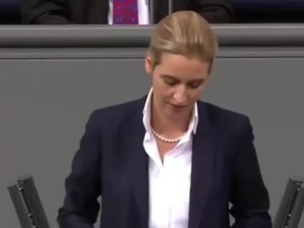 说她像希特勒,她也只是说了实话而已