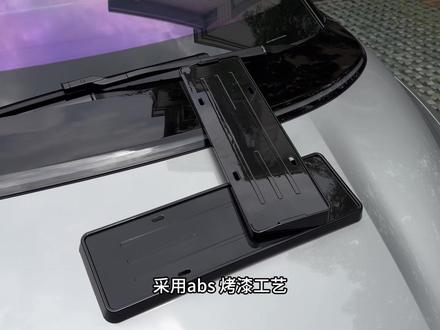 理想原车是没有牌照框的,车牌直接装上后很容易翘边,遇到居心不轨的人还容易被掰弯,给大家推荐这款专用的车牌框,有效保护车牌提升颜值#理想i6 #车牌框 #理想车牌框 #汽车好物 #理想汽车