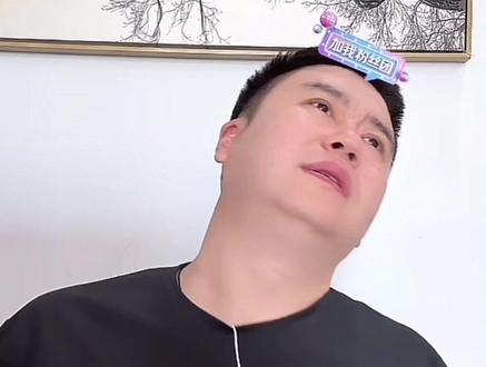 掘金4.3快船,进入季后赛第二轮 北京时间5月4日,2024-2025赛季NBA季后赛首轮抢七大战,快船客场101-120惨败掘金,总比分3-4被淘汰出局。以下是对比赛的一些分析:
• 比赛进程:首节比赛,快船开局打出6-0高潮,以26-21领先。但次节风云突变,威少爆发,掘金打出37-21,半场领先11分。第三节,掘金轰出15-0的得分高潮,一举将双方分差拉大到23分,快船兵败如山倒。第四节还剩6分钟时,双方分差已经来到30分,快船早早换下先发阵容,宣告投降。
• 快船输球原因:一是核心球员发挥不佳,哈登全场8投2中,仅得7分,下半场更是0分,正负值-29;二是角色球员整体手感低迷,无法提供持续火力;三是快船出现过多失误,让掘金得到了不少转换进攻的机会;四是主教练泰伦卢的战术调整存在失误,未能有效应对掘金的打法。而掘金队凭借约基奇的全面统治和角色球员的爆发,成功晋级次轮。