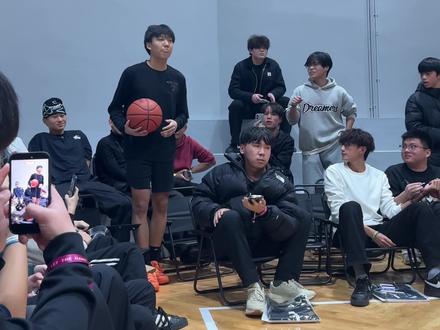 赛前热身比赛开始。#柯冉杰苏尔VS赖益烨陈一帆