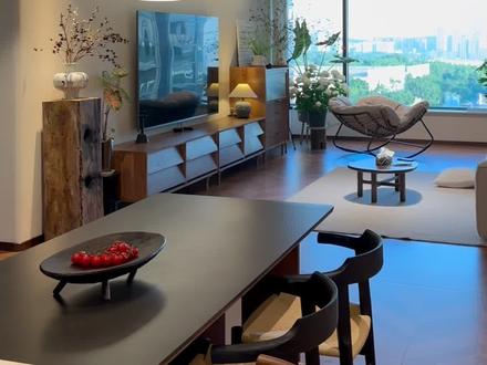 客厅绿植红黑榜,快来看看你正在养的是红还是黑
黑榜:
1.绿萝:藤蔓缠绕易显凌乱,风水学中象征"纠葛缠身",压抑挑高空间气场
2.发财树:实际寿命仅2-3年,枯叶频繁更替,暗喻"财运不稳"
3.散尾葵:日均需4小时直射光,叶片发黄率达78%(《室内植物养护白皮书》2024)
4.富贵竹:水培易生绿藻,瓶器与别墅石材/金属材质存在审美冲突
5.天堂鸟:温度敏感型,昼夜温差>10℃时卷叶概率提升60%
6.滴水观音:汁液含草酸钙针晶,儿童误触送医案例占比34%(国家中毒控制中心数据)
7.量天尺:破坏空间流畅性,尖锐形态与别墅圆角家具产生视觉对抗
8.琴叶榕:叶片掉落率达1.2片/天(光照不足时),清洁成本过高
9.马醉木:叶子掉的太多,清理麻烦
红榜:
1.白犀牛:挺拔的株型自带高级感,象征"宁静致远"的东方美学,是客厅主角落的绝佳气质担当
2.百合竹:层次分明的枝叶带来清爽感,新手友好型养护难度,更蕴含"吉祥平安"的美好祝福
3.龙血树:极具建筑美感的线条造型,配合"节节高升"的吉祥寓意,轻松打造空间背景墙
4.南天竹:红绿相间的四季色彩,尤其冬季的一抹亮色,诠释"喜庆美满"的生活仪式感
5.千年木:与生俱来的高洁气质,超强环境适应力,别墅空间里的优雅氛围制造者
6.柠檬树:果实清香与翠绿叶片交织,象征"甜蜜爱情"的天然香薰机,治愈系家居首选
7.黑金刚:利落的现代造型搭配顽强生命力,"家庭和睦"的寓意与极简风格相得益彰
8.黄金绒:叶片自带奢华质感,耐阴性强的同时满足"招财进宝"的心理需求,细节处见品位
9.龟背竹:开背叶片形成的艺术剪影,配合"健康长寿"的祝福语,瞬间激活空间生命力
#别墅设计 #别墅装修 #南通别墅装修设计 #室内绿植 #别墅绿植