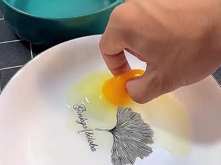 为什么手指涂了蒜就可以徒手抓起蛋黄的秘密#知识 #生活技巧小窍门 #科普 #生活小妙招