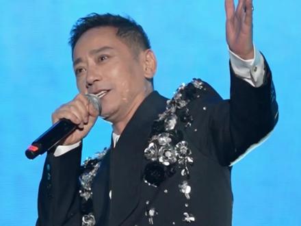 蚌埠群星演唱会万人大合唱,感谢大家的热情!这次的妆容也不白了,真开心… #成龙 #海来阿木 #周煜琦 #刀小娟 #饶天亮
