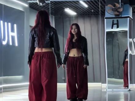 《滑溜溜海豹舞》慢动作分解来啦!
#慢动作教程 #简单易学 #抖音网红舞