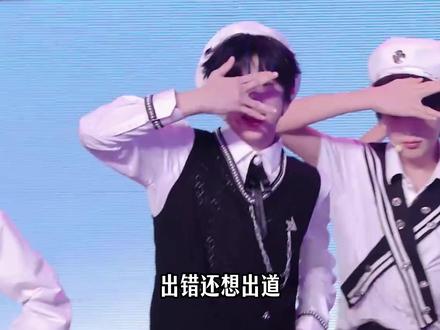 同样是15岁, 四代和三代的差距有多大?简直是降维打击!#时代峰峻 #TF家族 #登陆少年组合 #TF四代 #抖音精选