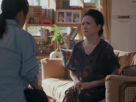 #电视剧时光正好 #许母提出让二胎姓许被拒绝 许梦安/秦海璐 爸/杜源 妈/穆丽燕 来家里看她,顺便试探一下二胎能不能姓许,梦安说自己和梦心都在户口上,没有什么好担心的,妈妈开始撒娇,梦安完全不吃这一套。
