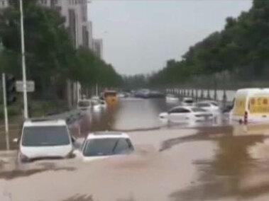 郑州720大暴雨真实影像,上百人被困地铁,当天直接造成400亿损失#郑州 #地理科普 #涨知识 #科普一下
