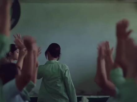 从桌子上走下来这一段太有气场了#泰百 #狱乱情迷 #deedee #angietiira #名场面系列