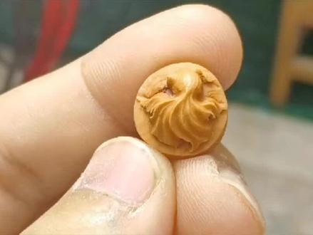 桃核小金鱼尾巴雕刻教程,核雕小金鱼解析#桃核雕刻 #橄榄核雕刻 #龙纹桃核 @DOU+小助手