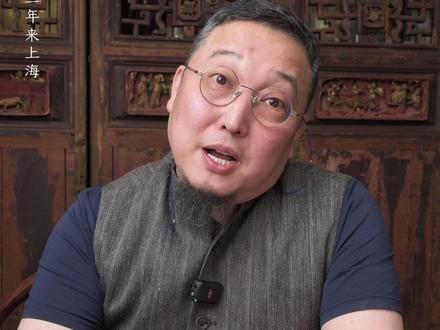 历时100 天,崔磊在螺蛳壳里做了一处道场。 在上海生活了三十多年,对那句著名的上海俚语感受颇深“螺狮壳里做道场”。这句话的意思是即便在有限的生活条件下,也要把日子过得有滋有味,把家里安排的井井有条,出门在外不一定多么富贵闪耀,也必须干干净净,体面大方。
这是一种积极乐观的生活态度,也是充满智慧的处事哲学,用自己的能力和心智,在方寸之间绽放美好,实现价值。这也恰恰是玉雕手艺人的真实写照啊。
青藤玉舍原创作品《螺蛳壳里做道场》150 克 和田玉子料,
原创设计纯手工雕刻 ,
作品已通过 NJC 和田玉子料认证。
所雕螺蛳壳里钟馗夜巡。
#和田玉 #玉雕设计 #青藤玉舍崔磊 #原创作品 #上海