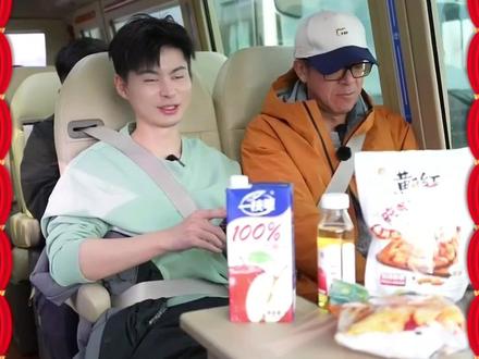 俞老师又来宠粉啦~自掏腰包抽福袋,人人都有机会,来直播间看看吧~#东方甄选看世界 #东方甄选烟台行