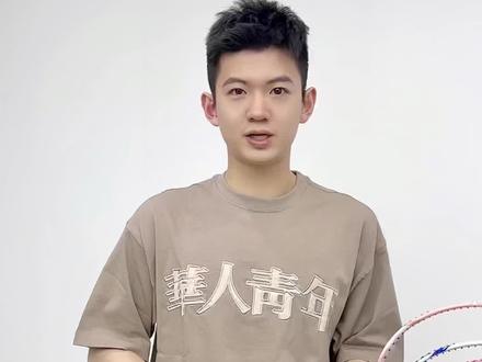 女生怎么选羽毛球拍,看这篇攻略
你们在问的新手女生怎么选球拍合适
今天来划个重点
1、球拍重量
用“U”表示,拍柄上都有标注,女生一般选4/5/6U,数值越大拍子越轻,可以选适合自己的重量
2、拍柄粗细
用“G”表示,通常会和U数标注在一起,拍柄选5G左右,数值越大拍柄越细
3、拍线磅数
女生推荐20~26磅之间,适中,适合新手,拍线可以选白色
除此之外 选自己觉得好看的拍子😎
#适合女生的羽毛球拍 #春日运动 #一起来打羽毛球吧 #羽毛球拍推荐