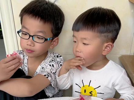 这个红丝绒蛋糕我还是第一次吃,真的太好吃了吧!快艾特你的小伙伴一起尝尝 #红丝绒蛋糕 #蛋糕 #零食推荐#人气蛋糕推荐 #好吃到停不下来