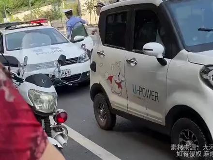 老头乐违规上路被交警查车 司机拒绝配合 警察无奈只能砸车窗玻璃