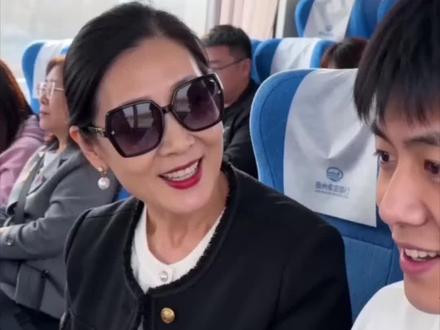 抖音玩法合伙人计划 公交上趣味答题,
阿姨问。小伙子,你姓啥?伙子说一十一,阿姨说,哦,是王公子呀。小伙子,问阿姨贵姓?阿姨说。左有十八,右有十八,二四得八,一八得八。猜姓氏。